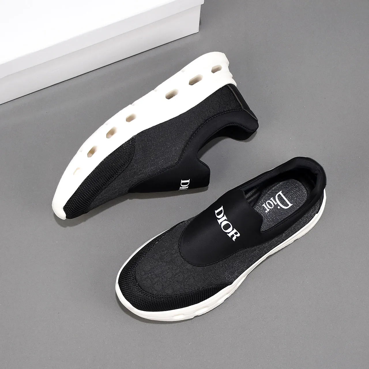 PP420🍒🍒🍒Dior's new 🆕low-cut casual sneakers, made of breathable mesh, with brand signature details on the shoe collar to enhance style. Fashionable and versatile, it can complement any look. With a sophisticated design that is both dynamic and modern, this new must-have shoe adds a new dimension to Dior's legacy, displaying modern elegance. Men's shoes 38-44 45🉑️customized
